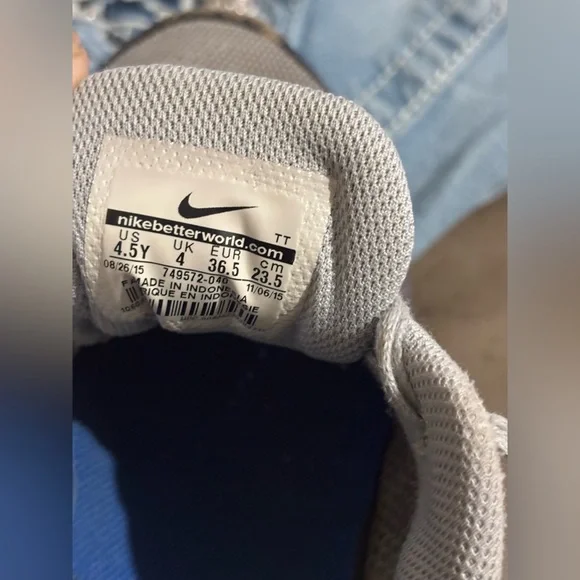 🎊 SOLD 🎊 Nike 4.5/Children youth Sneakers in Gray&Black with Blue Accents - Picture 8 of 9